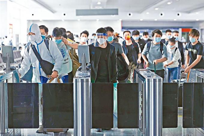 上海站候車大廳昨天擠滿準備離滬的旅客。