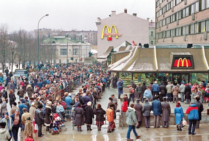 麦当劳一九九○年进驻莫斯科，民众为了试吃大排长龙。