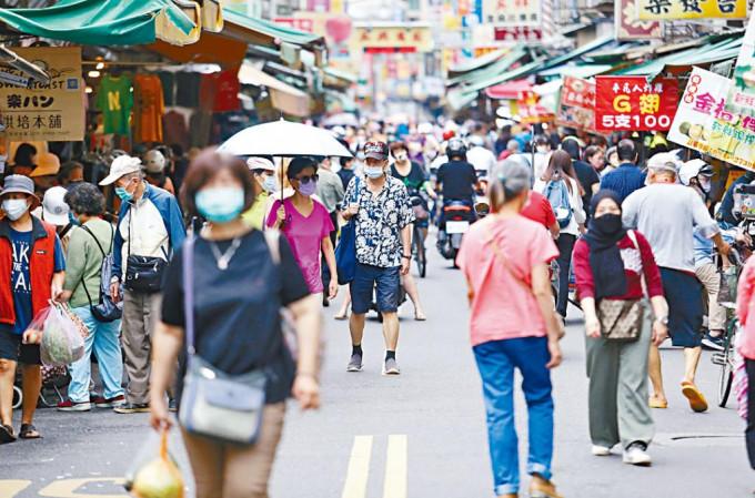 台北市民戴着口罩逛街市。