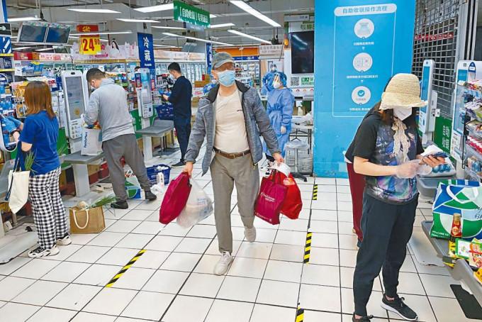 上海逐步解封，市民纷到超市购物。