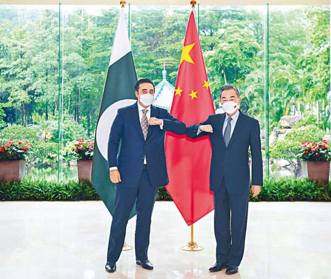中國外長王毅與巴基斯坦外長舉行會談。
