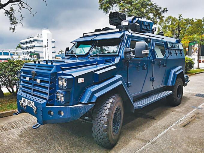 国产“剑齿虎”装甲车，全车能抵御子弹攻击。