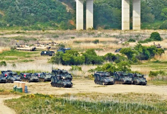 韩国边境邻近北韩的延川市，昨日可见美军装甲车停泊。