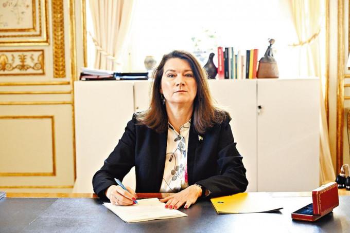 瑞典外交大臣林德昨在斯德哥爾摩外交部，簽署瑞典申請加入北約文件。