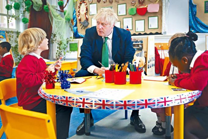 英国首相约翰逊周一在英格兰访问一所学校时，表示生安全局正密切关注猴痘疫情。