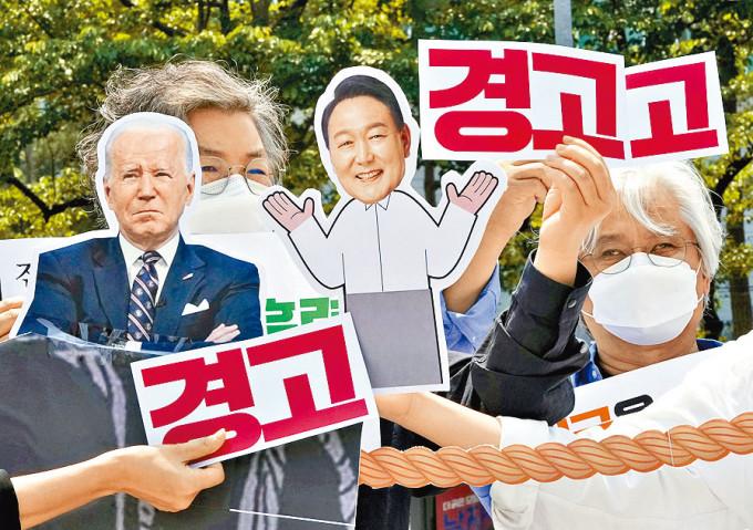 韩国首尔周二有民众到总统府外示威，表达不满美国对北韩政策。
