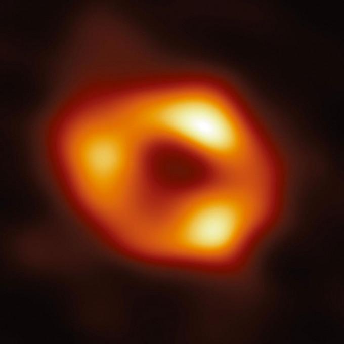 銀河系中心超大質量黑洞人馬座A*的首張照片。