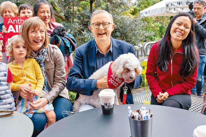 工黨領袖阿爾巴內塞（中）周日與在雪梨選區勝出的華裔黨友陳莎莉（右）見面。