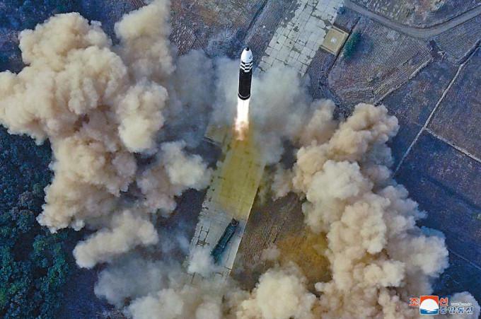北韓三月二十四日試射洲際彈道導彈。