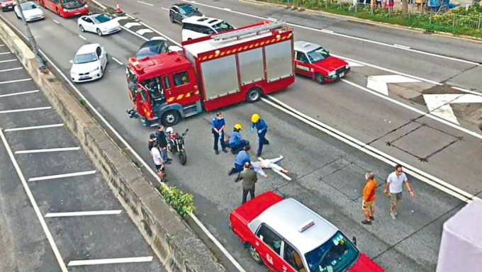 冲马路妇人被撞至抛飞的士车尾，倒地昏迷。