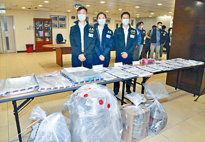 高級督察鄧菁濱（左）及署理總督察王美愉（中）展示搜獲的毒品及製毒工具。