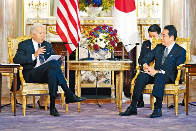拜登和日本首相岸田文雄周一在東京的迎賓館赤坂離宮，舉行雙邊會談。