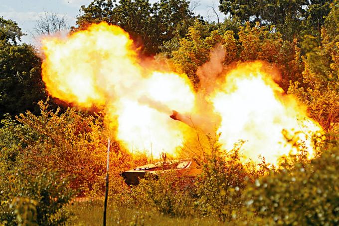 亲俄部队在乌克兰东部发炮。