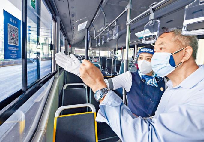 上海乘客登車時，要掃描公交「場所碼」。 