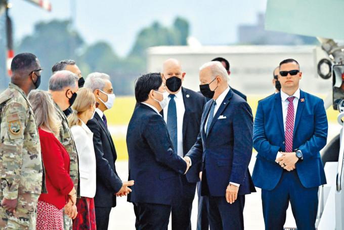 日本外相林方正（右二）周日在東京橫田空軍基地，迎接美國總統拜登。