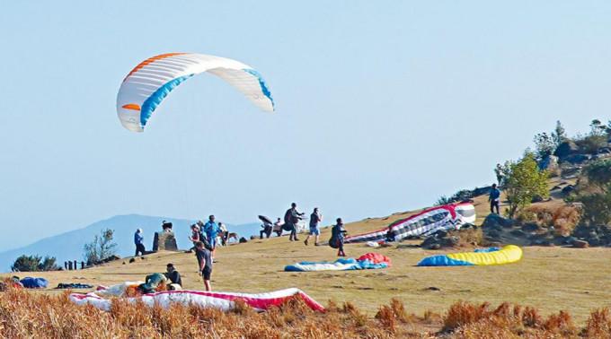 网上经常出现滑翔伞课程和活动宣传。