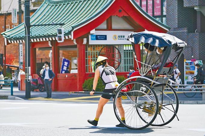 人力車伕去年三月在東京淺草寺附近接載遊客。