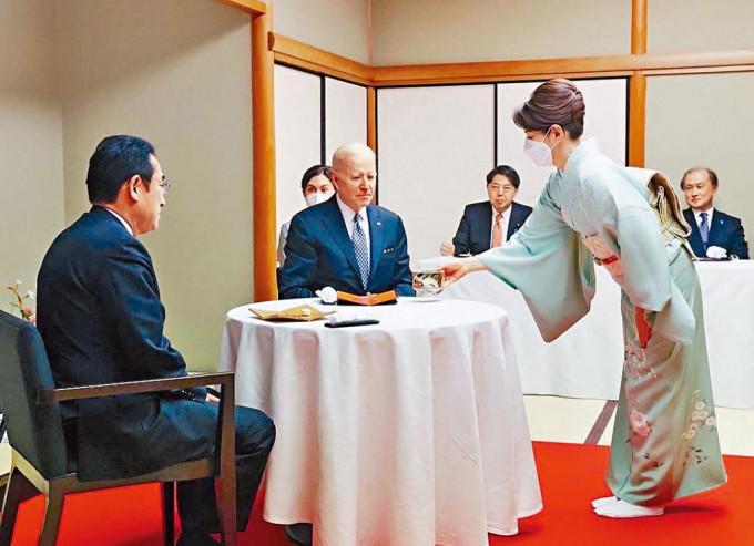 岸田首相夫人裕子，以茶道招待拜登。