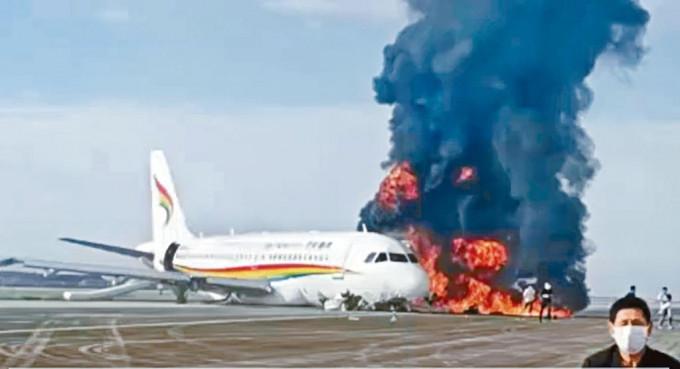 客机在重庆机场冲出跑道左侧燃起大火。