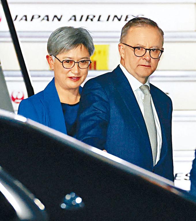 黃英賢（左）與阿爾巴內塞，周一抵達東京羽田機場。