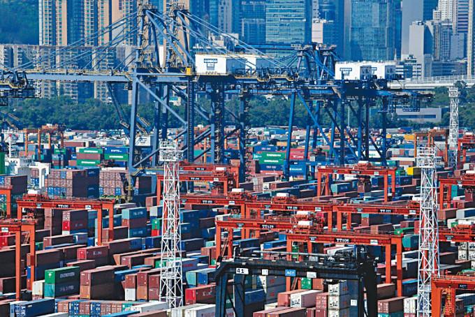 據政府統計處數據顯示，本港4月出口及進口表現均勝預期。