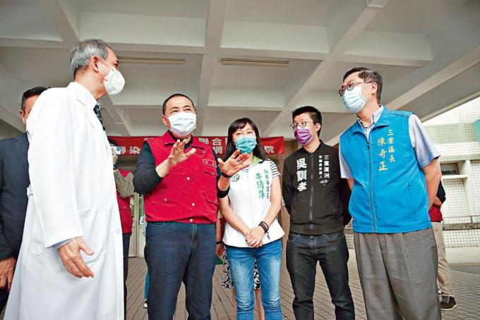 新北是台湾疫情重灾区，市长侯友宜到医院视察。