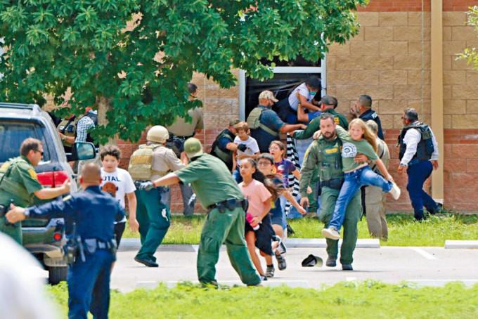 邊境巡邏隊隊員周二在發生槍擊案的羅伯小學，從一間課室的窗口救出學生。