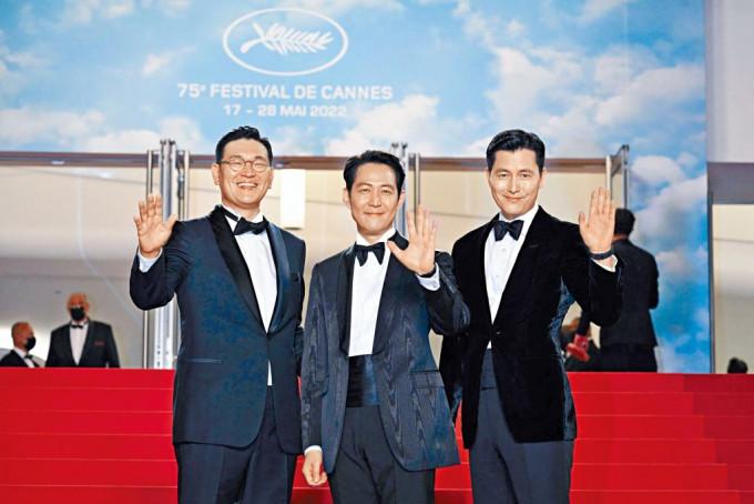 李政宰（中）为首次自导自演新片《Hunt》现身康城首映，主演的郑雨盛（右）都有现身。
