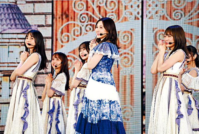 白石麻衣（中）、西野七瀨、生田繪梨花等多名前主將，現身為乃木坂10周年騷演出。