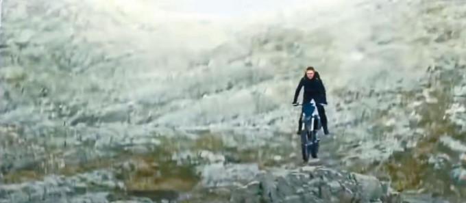 外泄預告片中，有靚佬湯騎電單車跳崖的刺激場面。