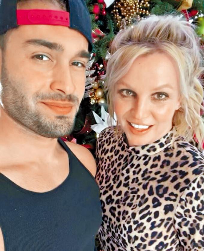 Britney和未婚夫Sam宣布失去腹中胎儿的噩耗。