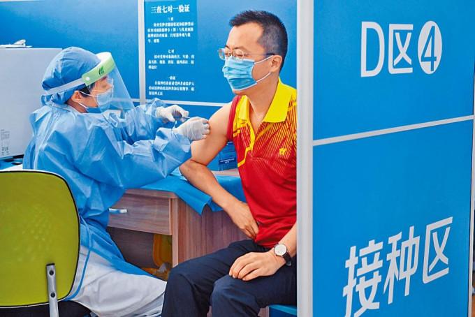 广州市民在接种新冠疫苗。