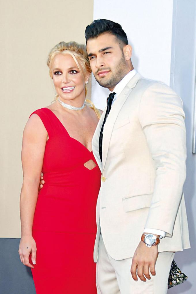 Britney和男友Sam將舉行婚禮，她介紹新寵物時更公開頭紗。