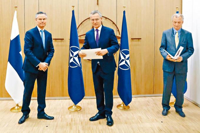 芬蘭（左）和瑞典駐北約大使，周三向北約秘書長斯托爾滕貝格（中），遞交加入北約申請信。