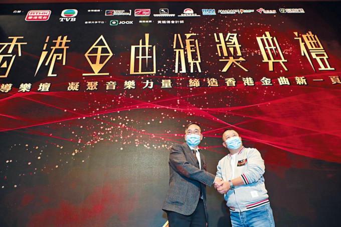 1月初，無綫總經理曾志偉(右)、港台顧問（節目）何重恩(左)出席《香港金曲頒獎典禮2021/2022》記者會。