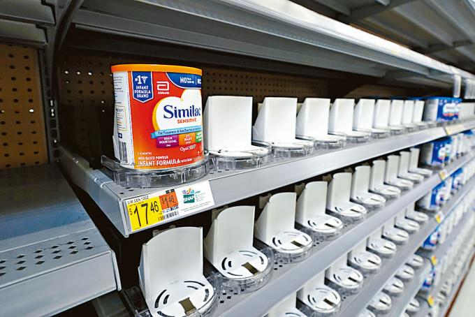 德州聖安東尼奧市一間超市的嬰兒奶粉，幾乎被搶購一空。