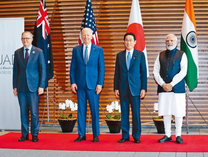 四方安全对话领袖（左至右）阿尔巴内塞、拜登、岸田文雄和莫迪，周二在东京会谈前合照。