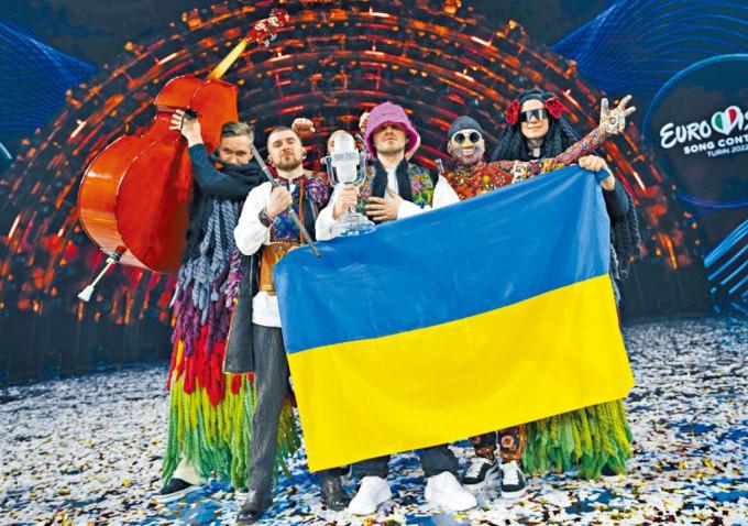 乌克兰Kalush Orchestra乐队上周六在都灵，庆祝欧洲歌唱大赛夺冠。