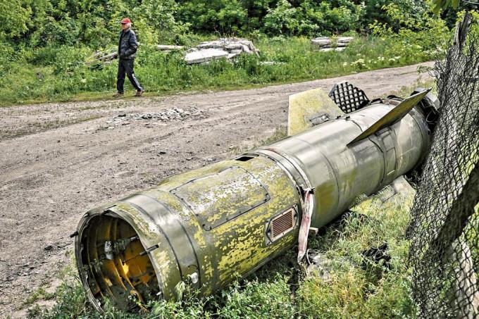 烏東盧甘斯克州的一個導彈殘骸。