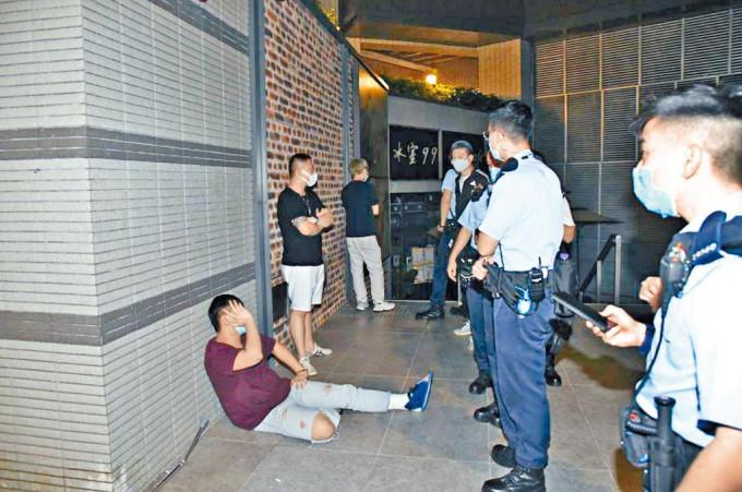 涉嫌傷人的「枴杖男」（坐地者）被警員截獲拘捕。
