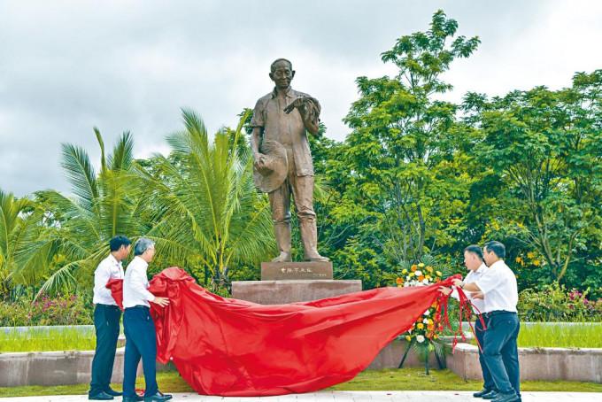 袁隆平铜像在三亚揭幕。