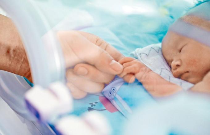 雲南昆明一所醫院的新生兒。