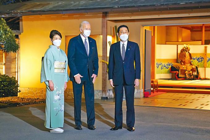 日本首相岸田文雄与妻子，周一在东京的怀石料理名店“壶中庵”，宴请拜登。