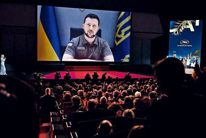 烏國總統澤連斯基拍片望大家團結，去挑戰獨裁者。