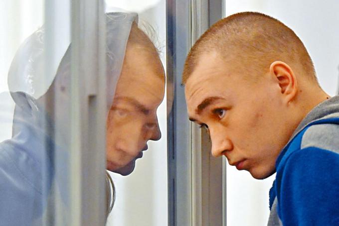 俄兵希希馬林周一在基輔的法院聆聽判詞。