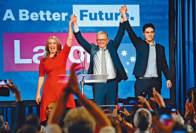 澳洲工黨領袖阿爾巴內塞（中）與女友海頓和兒子納森慶祝勝利。