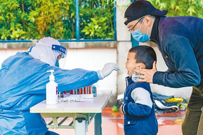 上海浦東一名小孩，昨天接受核酸檢測。