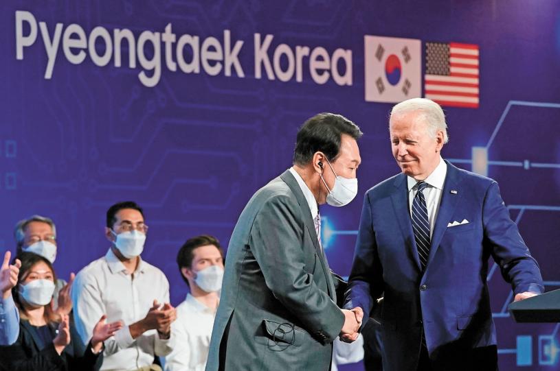 美國總統拜登20日在韓國總統尹鍚悅的陪同下，參觀三星電子的芯片工廠。美聯社