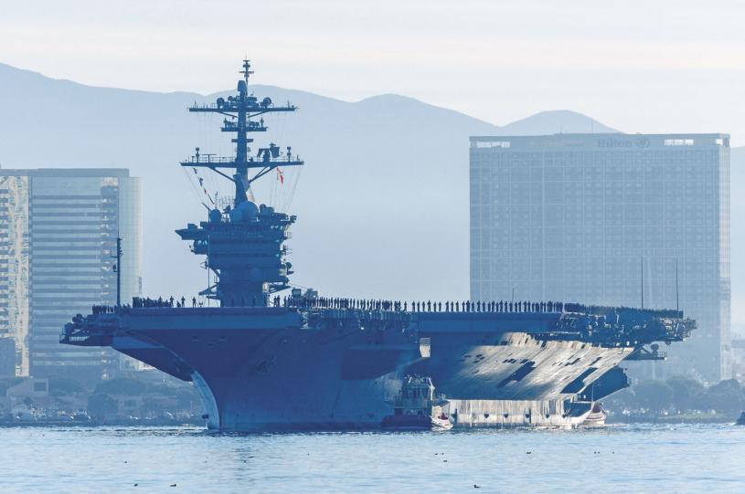 美國核動力航母林肯號出現在日本神奈川縣的美國海軍橫須賀基地。資料圖片