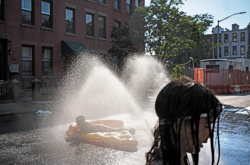 美國紐約出現高溫天氣，孩子們在布魯克林區街區消防栓噴出的水霧中降溫。 美聯社